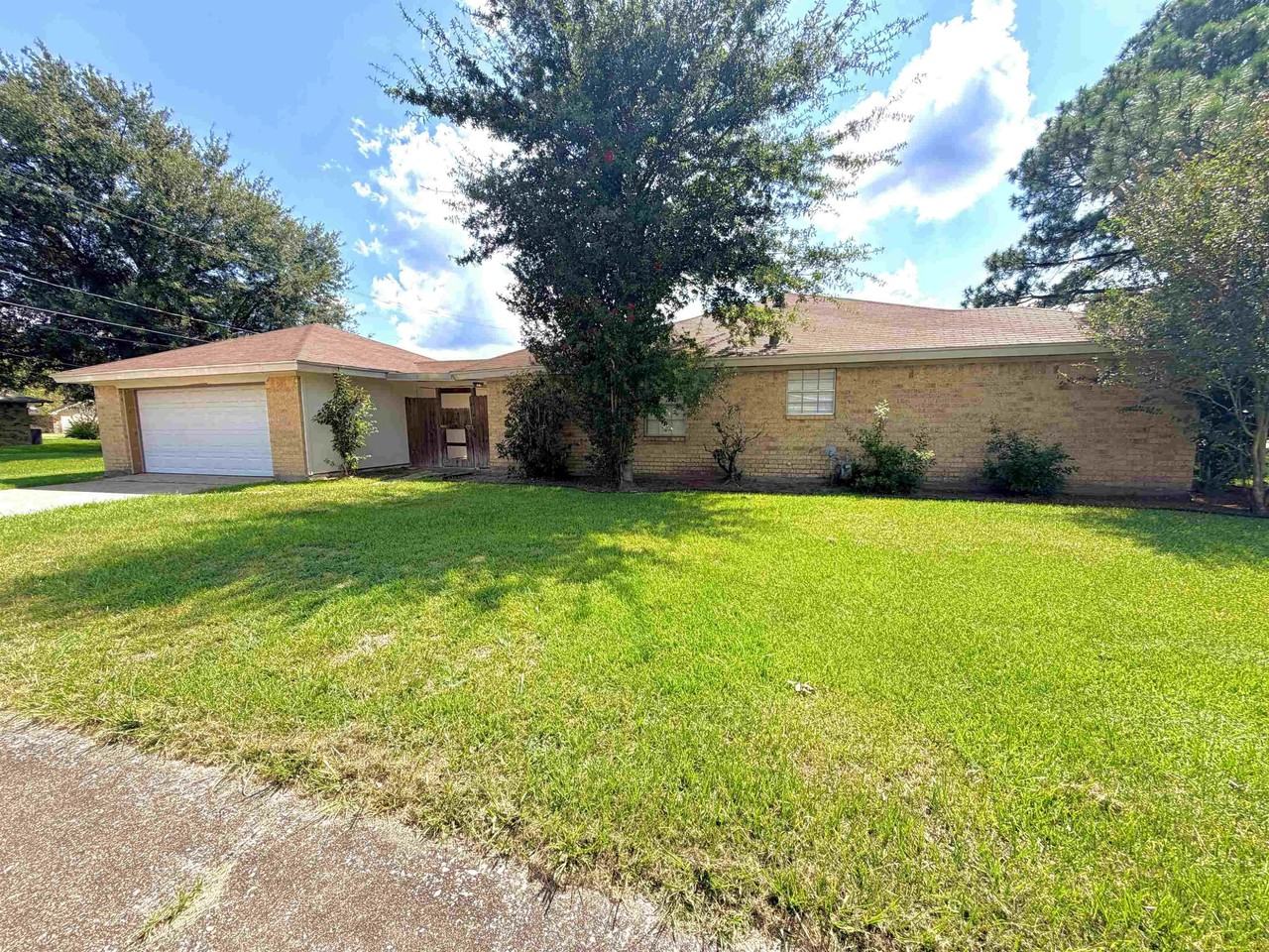 876 Ridgewood Dr - Photo 3 of 16
