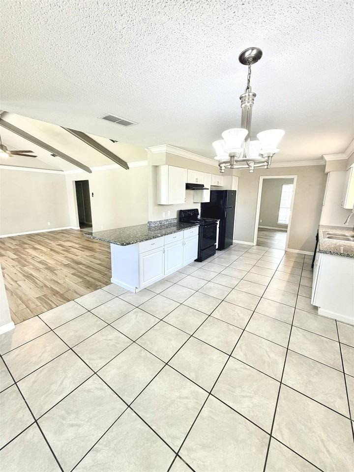 876 Ridgewood Dr - Photo 4 of 16