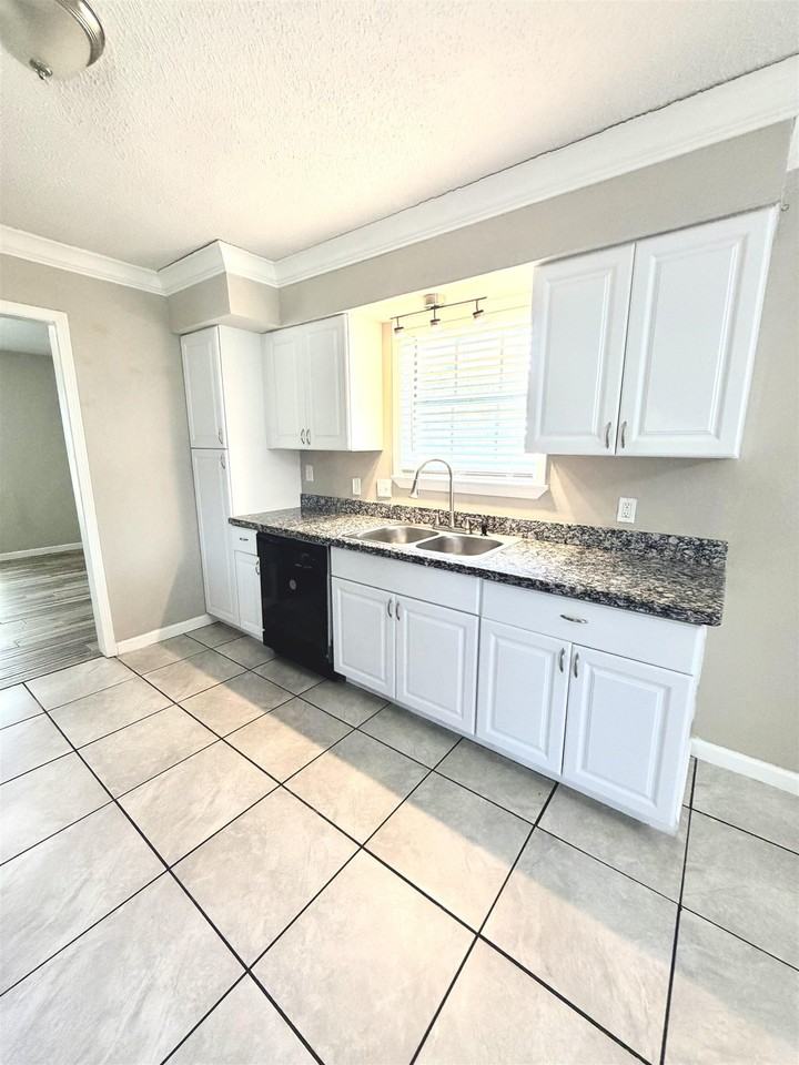 876 Ridgewood Dr - Photo 6 of 16