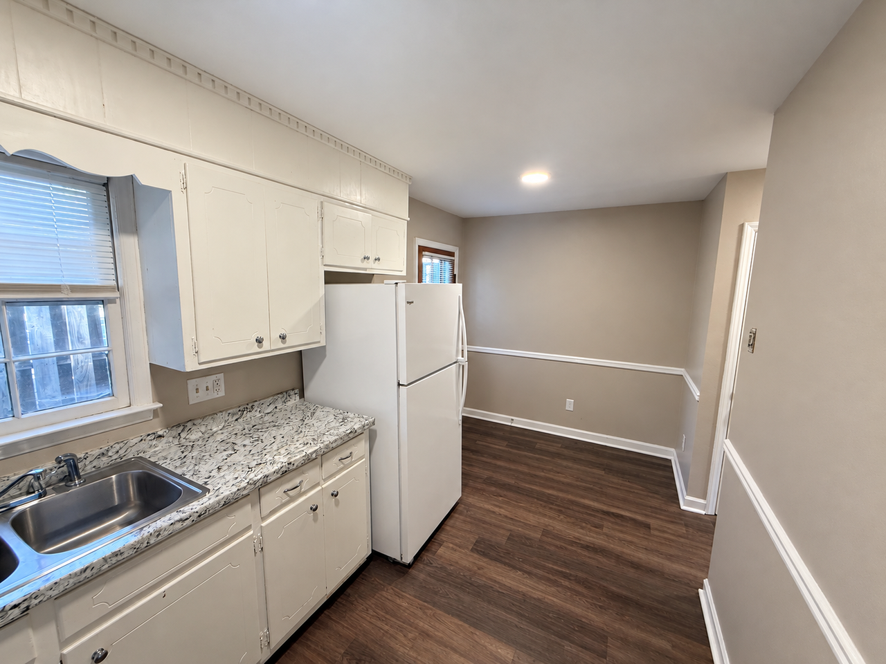 305 S Melville St #J - Photo 4 of 13