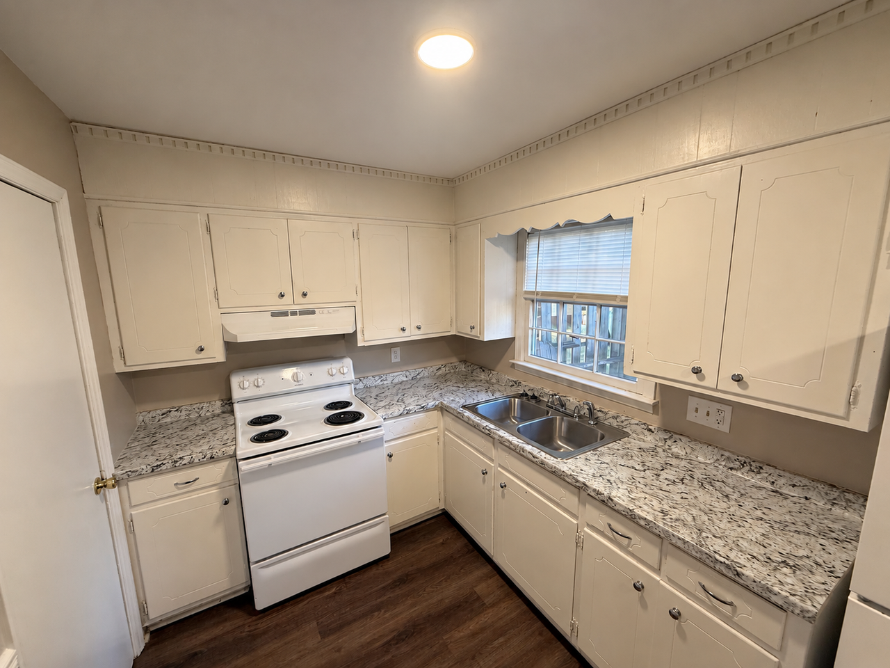 305 S Melville St #J - Photo 5 of 13