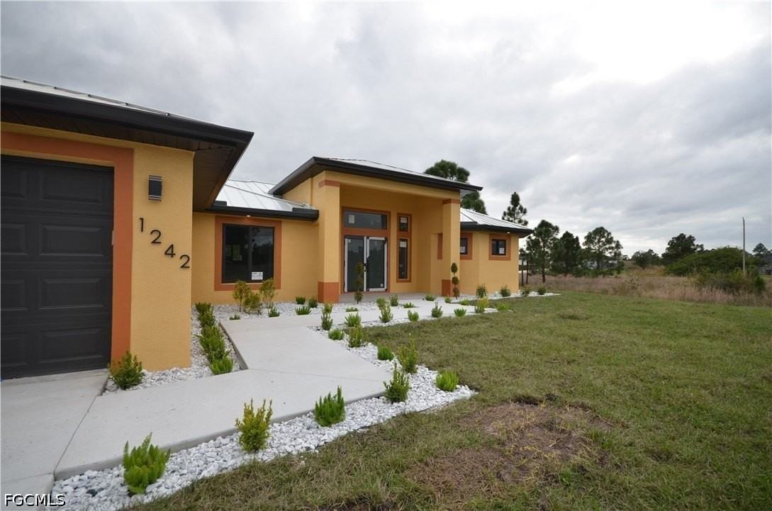 1242 Hathor St E - Photo 2 of 45