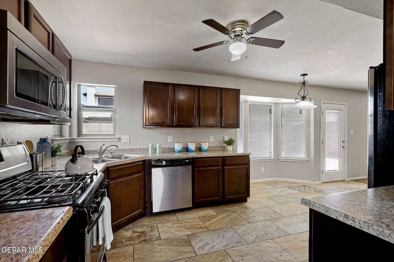 1290 Hidden Bend Pl - Photo 5 of 23
