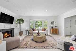 300 N Bowling Green Way - Photo 5 of 6