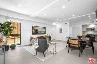 1016 N Martel Ave - Photo 4 of 8
