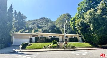 featured image of 1423 Roscomare Rd