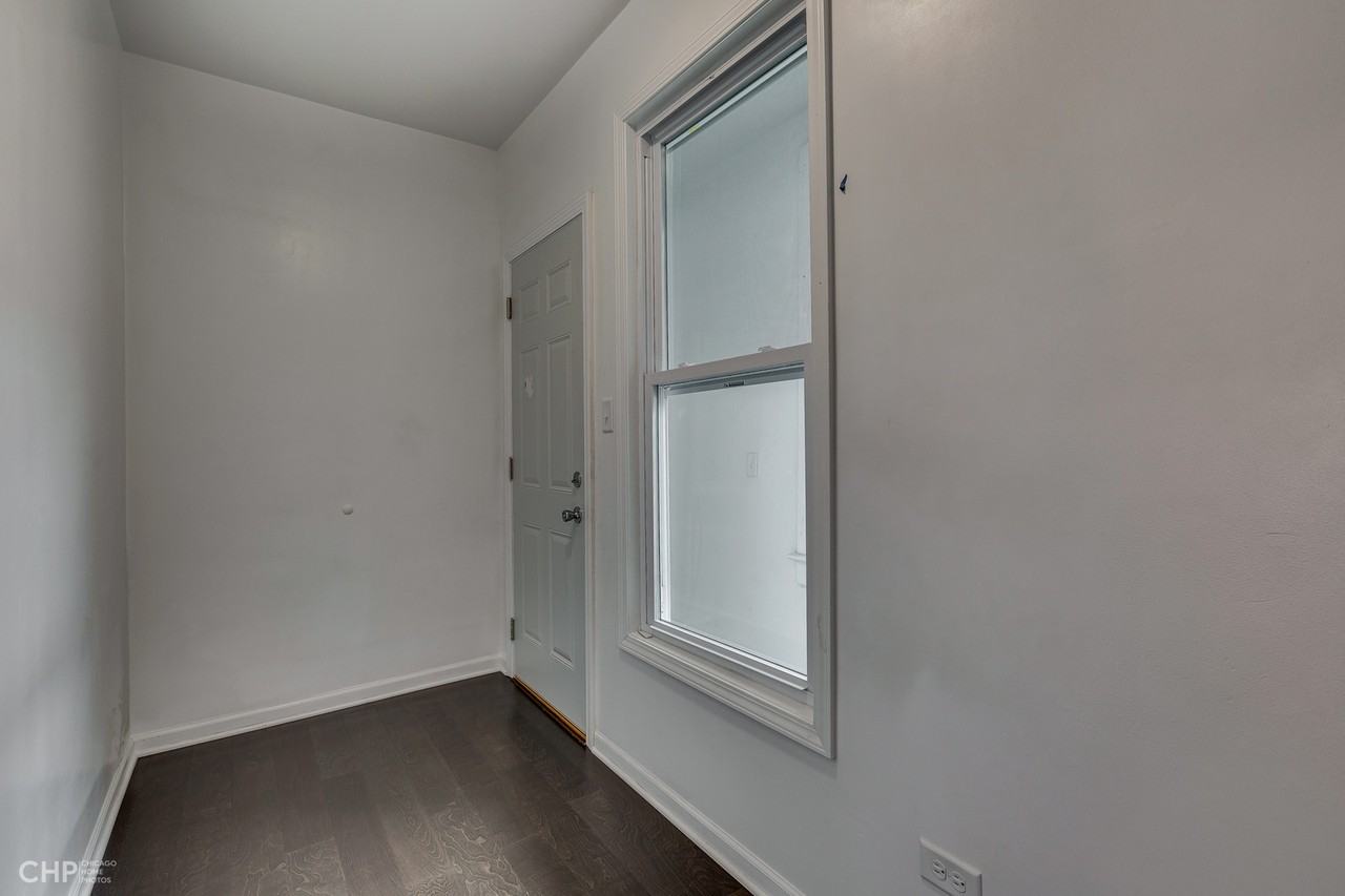 2233 W 21st St #2R - Photo 2 of 15