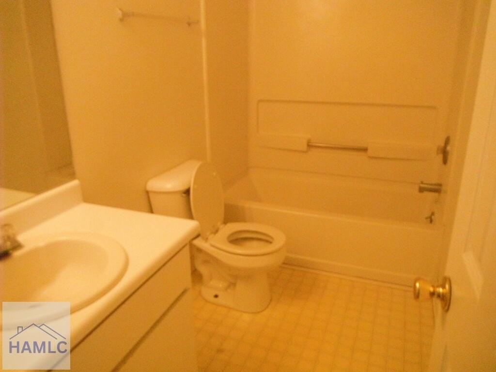 1100 Pineland Ave Apt 8a - Photo 7 of 8