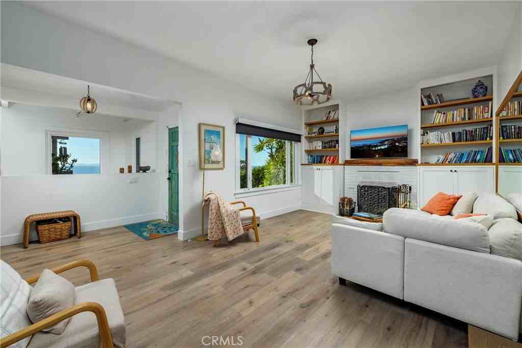 1082 Temple Hills Dr - Photo 7 of 33