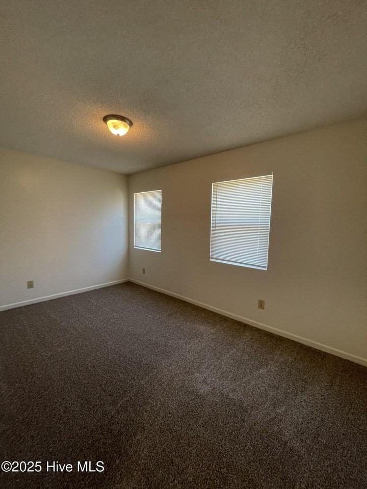 204 Cordell Cir - Photo 3 of 9