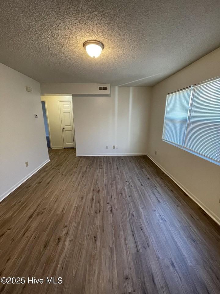 204 Cordell Cir - Photo 4 of 9