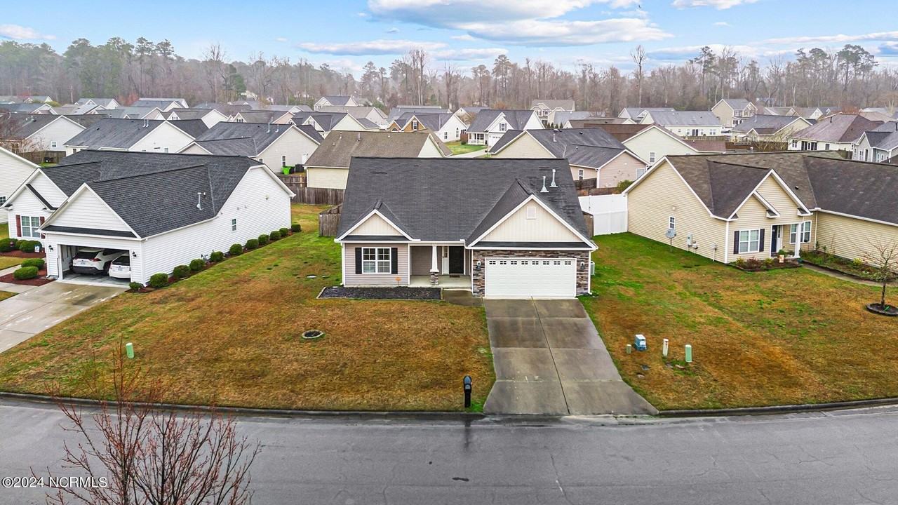 211 Lynden Ln - Photo 2 of 33