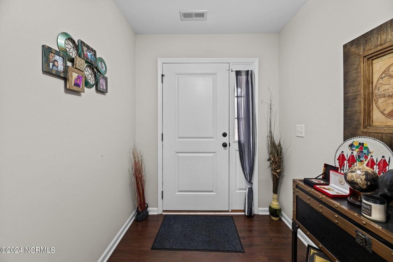 211 Lynden Ln - Photo 4 of 33