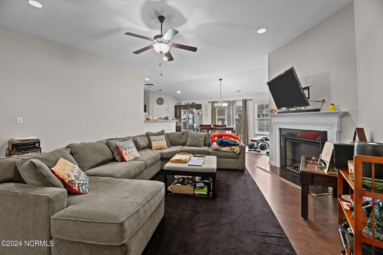211 Lynden Ln - Photo 6 of 33