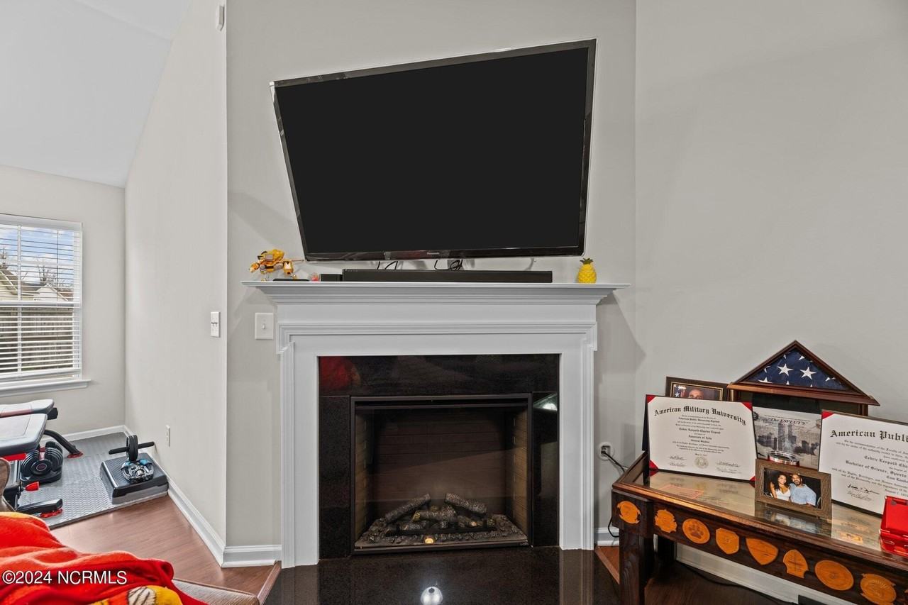 211 Lynden Ln - Photo 7 of 33