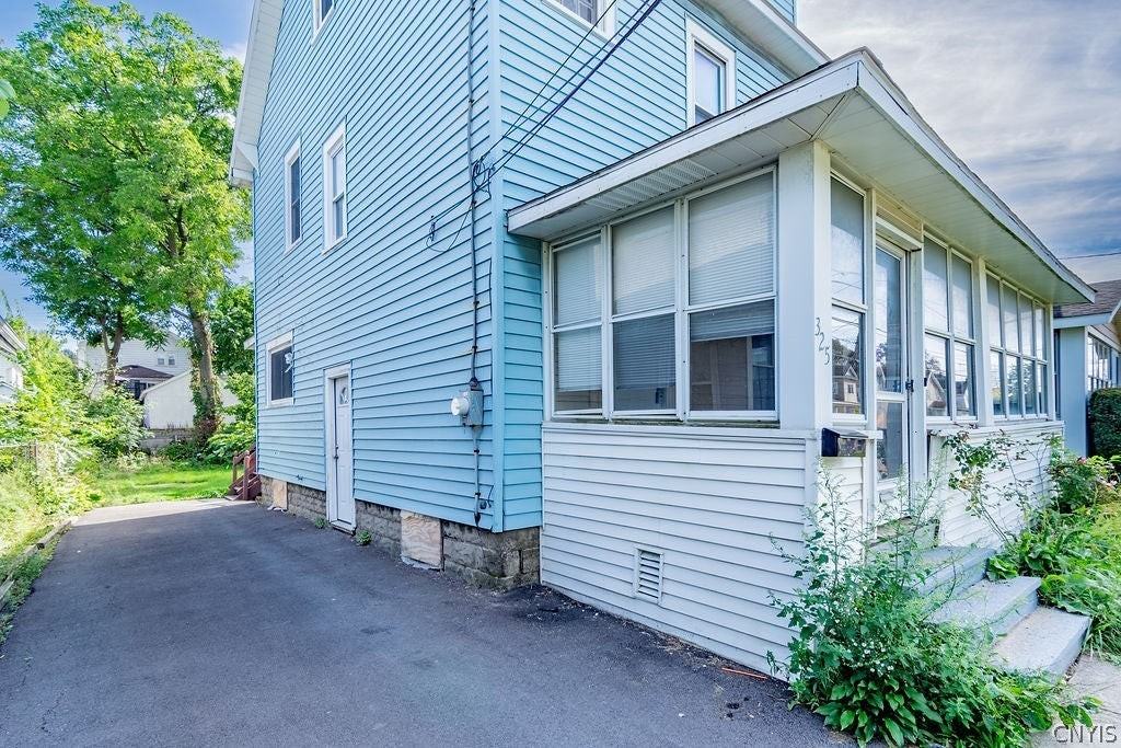 325 S Midler Ave - Photo 3 of 30