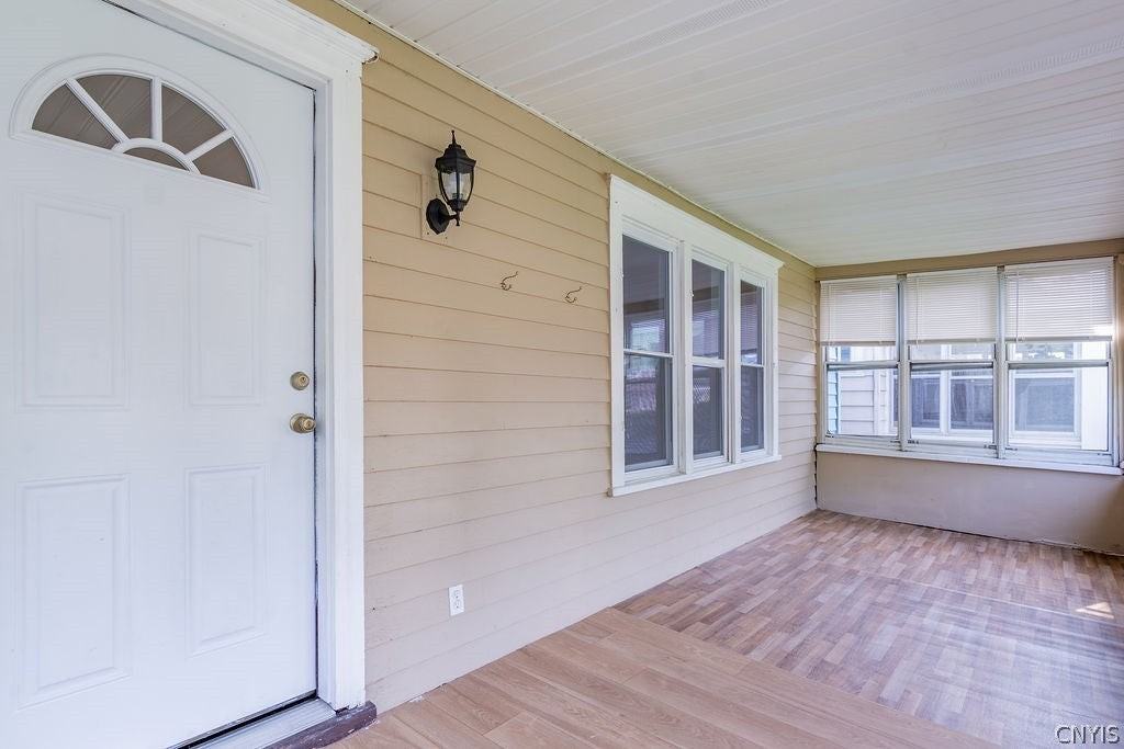 325 S Midler Ave - Photo 5 of 30
