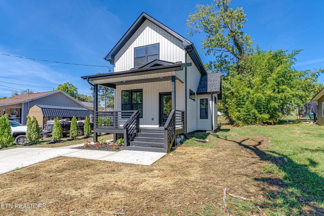 405 Forestal Dr - Photo 3 of 35