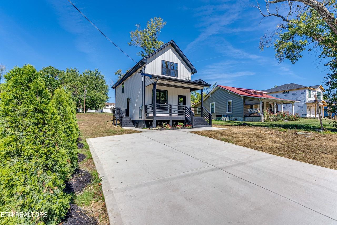 405 Forestal Dr - Photo 4 of 35