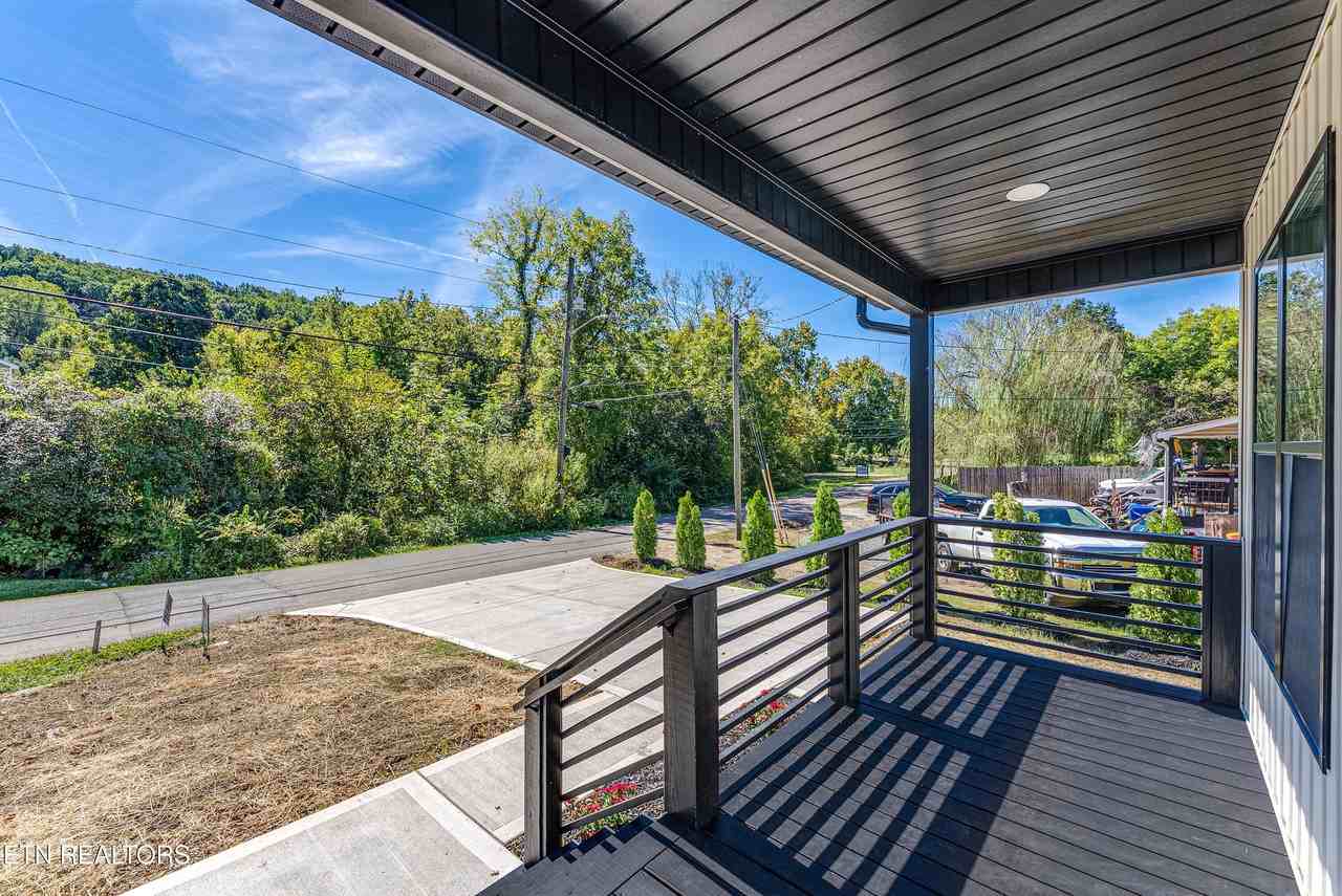 405 Forestal Dr - Photo 5 of 35
