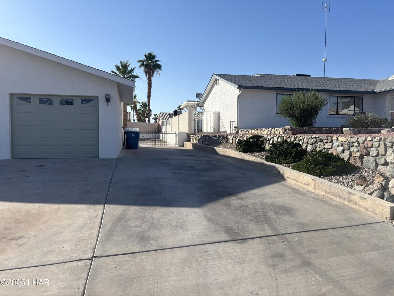 1817 Ambassador Dr - Photo 2 of 16