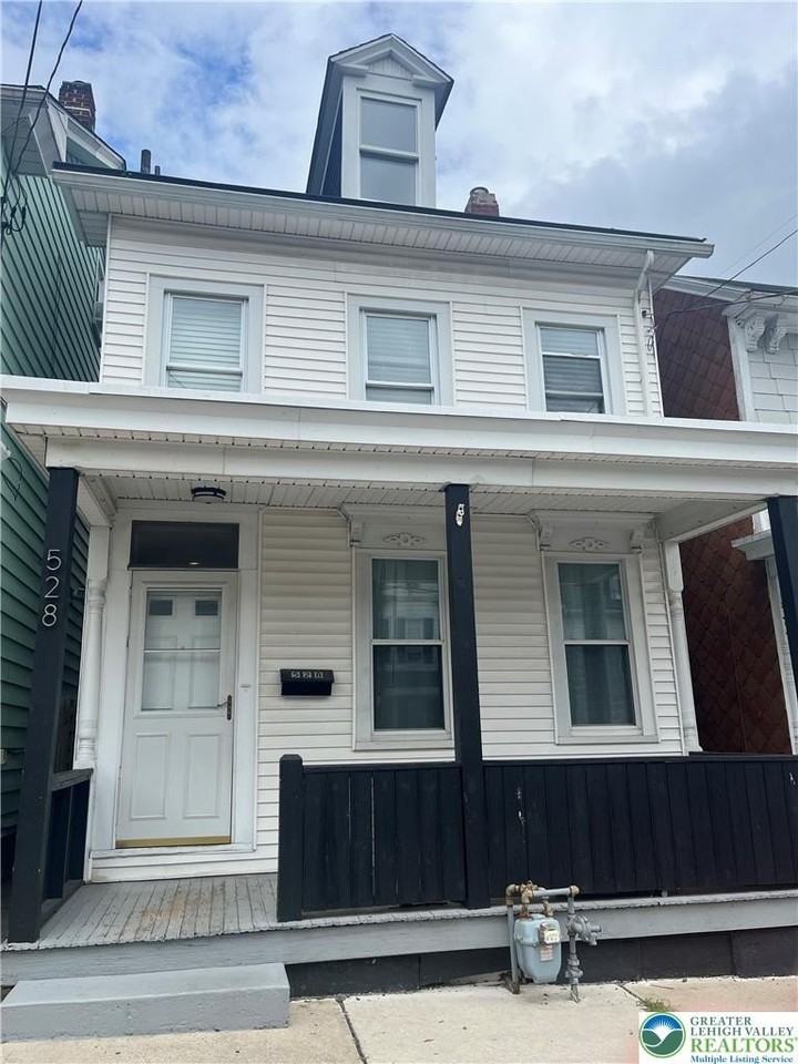 528 Centre St - Photo 2 of 28