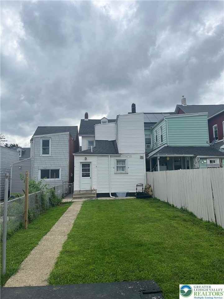 528 Centre St - Photo 3 of 28