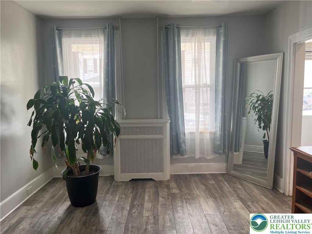528 Centre St - Photo 5 of 28
