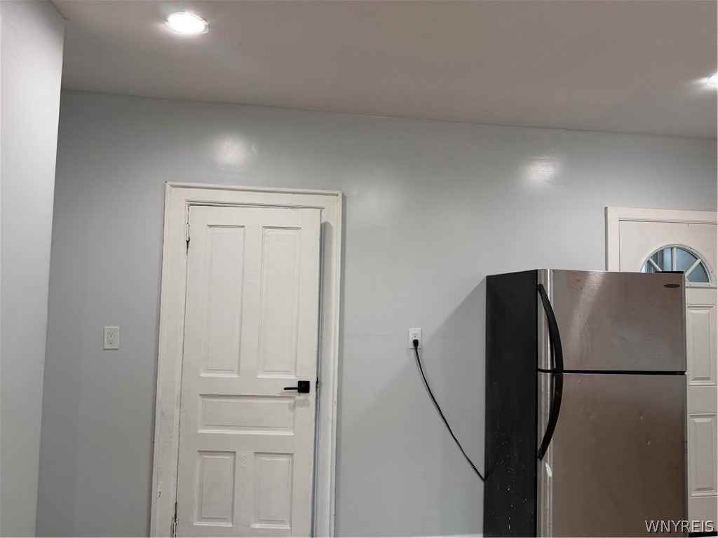 165 Playter St - Photo 6 of 14