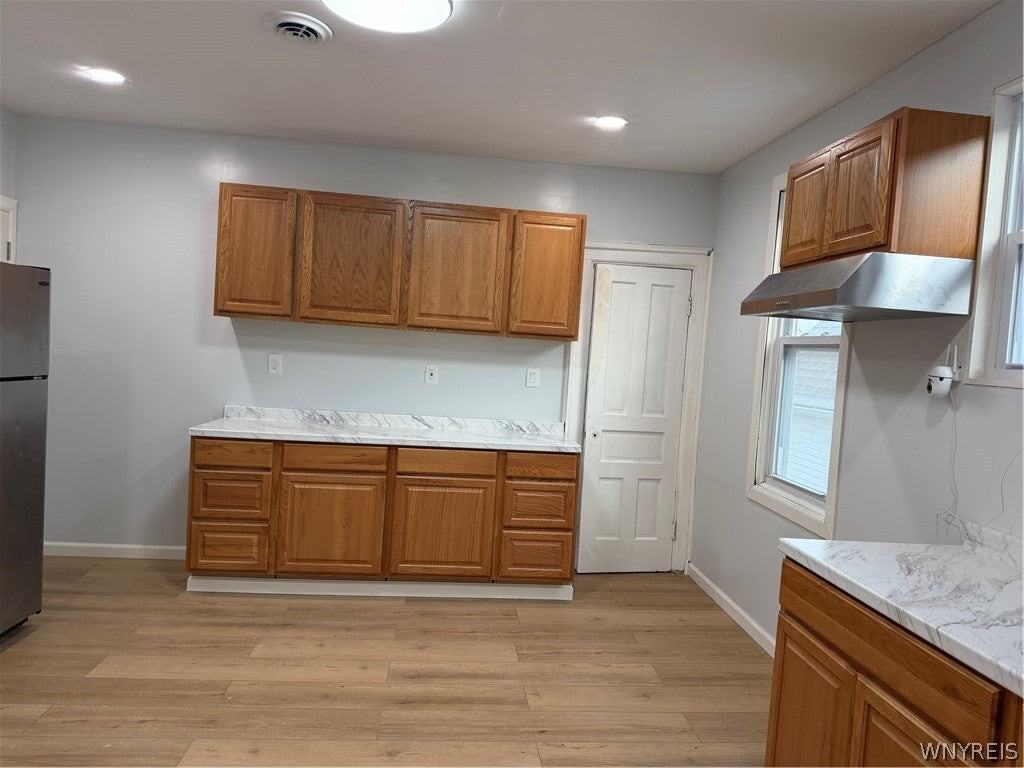 165 Playter St - Photo 7 of 14