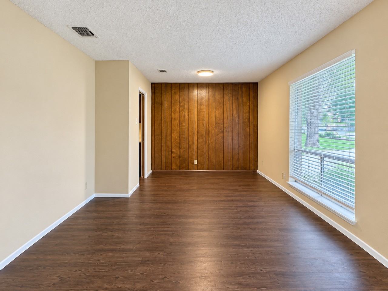10811 Edgefield Dr - Photo 3 of 17
