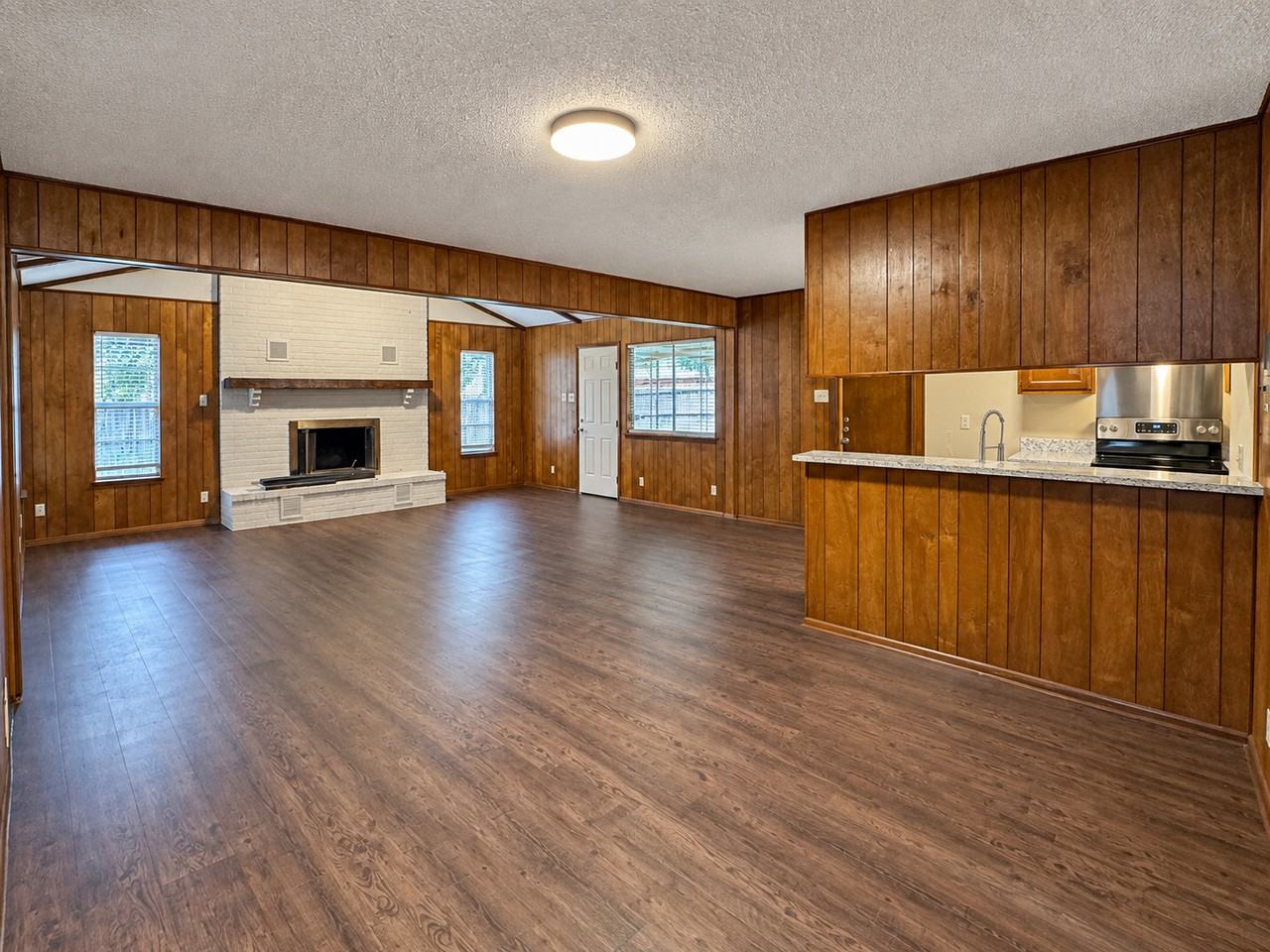 10811 Edgefield Dr - Photo 4 of 17