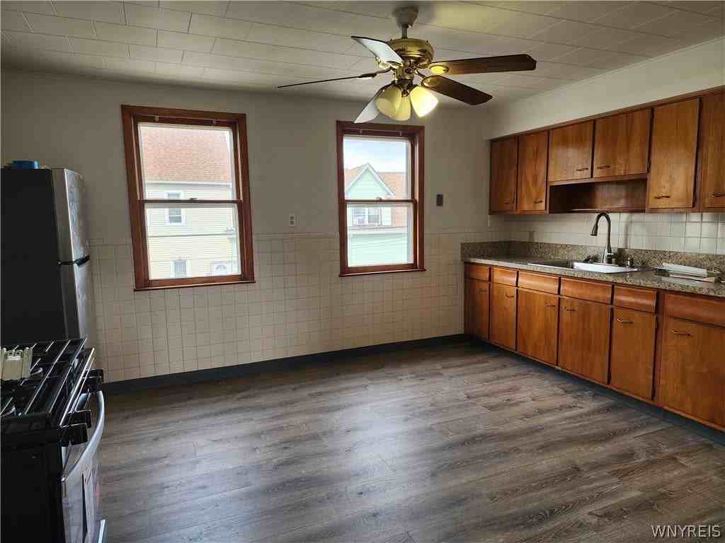 186 Center St - Photo 4 of 9