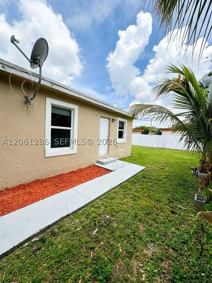 728 Sw 6th St #2 - Photo 4 of 26