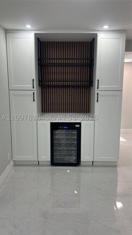 17021 N Bay Rd #814 - Photo 4 of 13