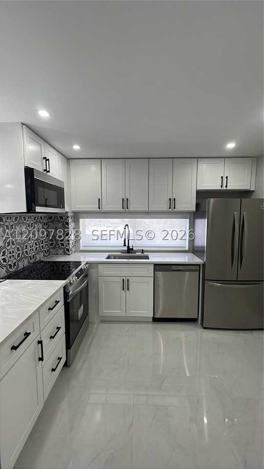 17021 N Bay Rd #814 - Photo 5 of 13