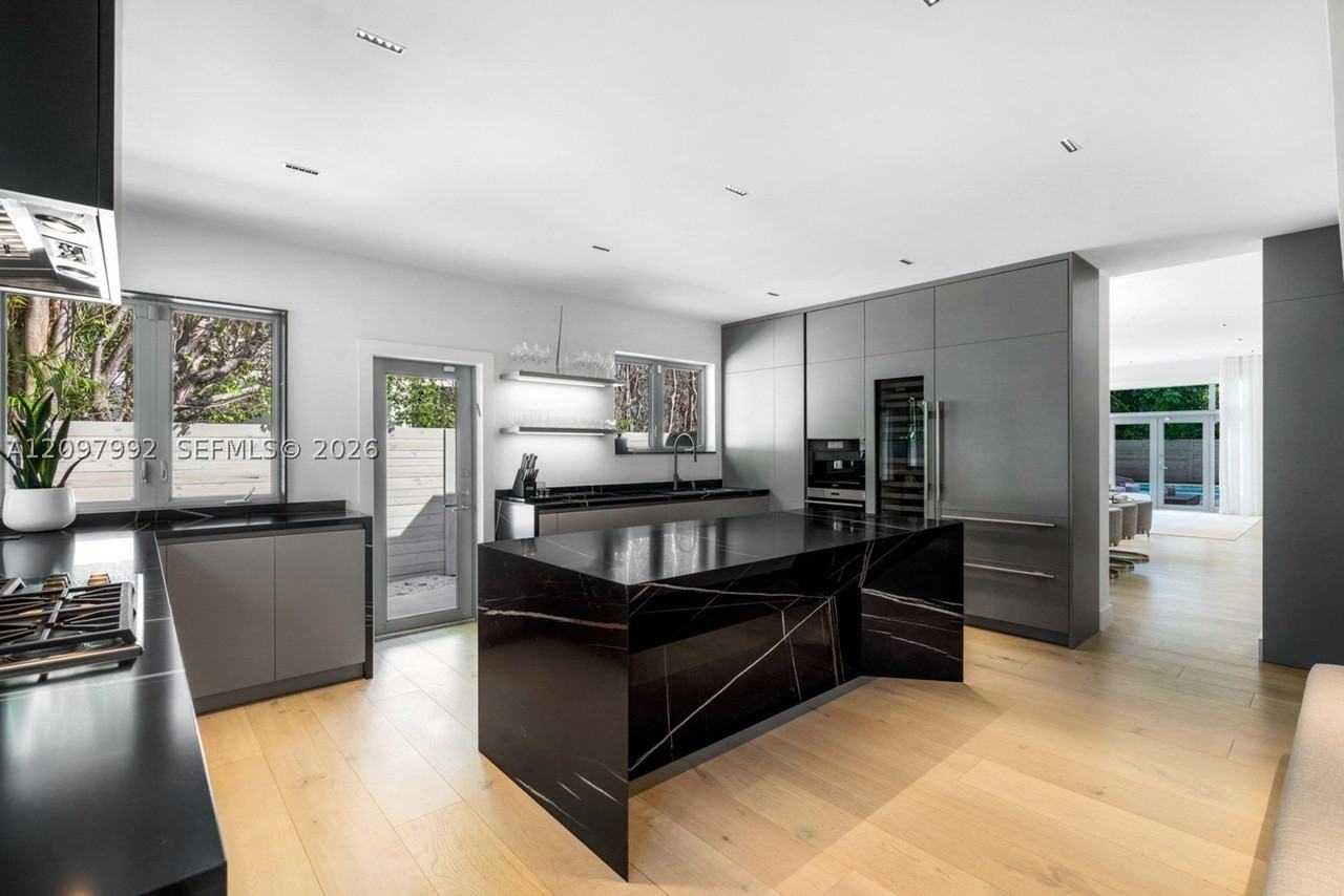 123 W Dilido Dr - Photo 5 of 16