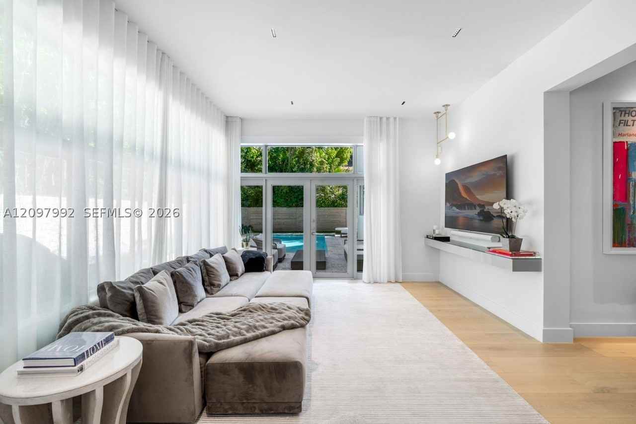 123 W Dilido Dr - Photo 7 of 16