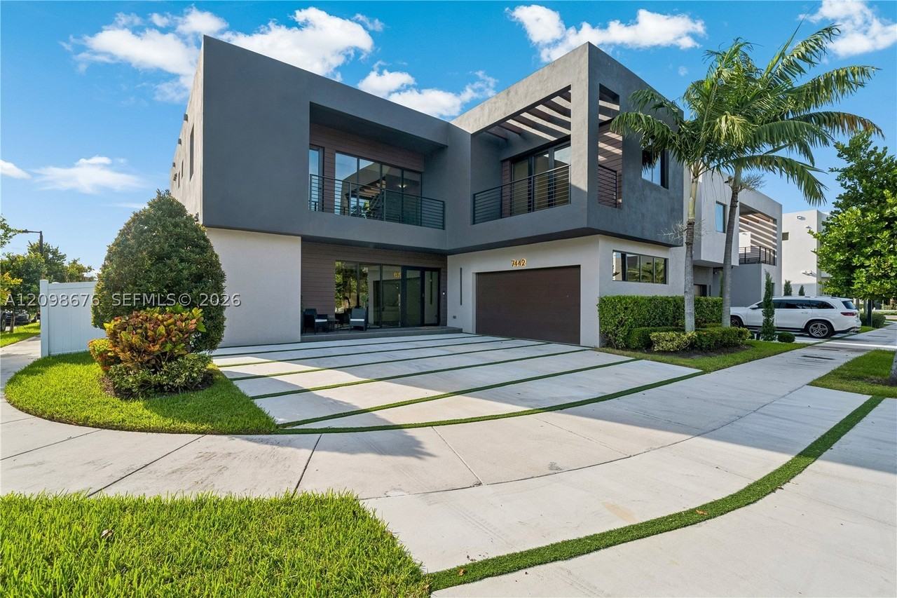 7442 Nw 100th Ave - Photo 2 of 50