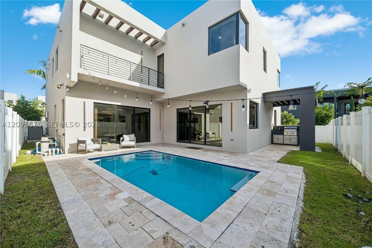 7442 Nw 100th Ave - Photo 4 of 50