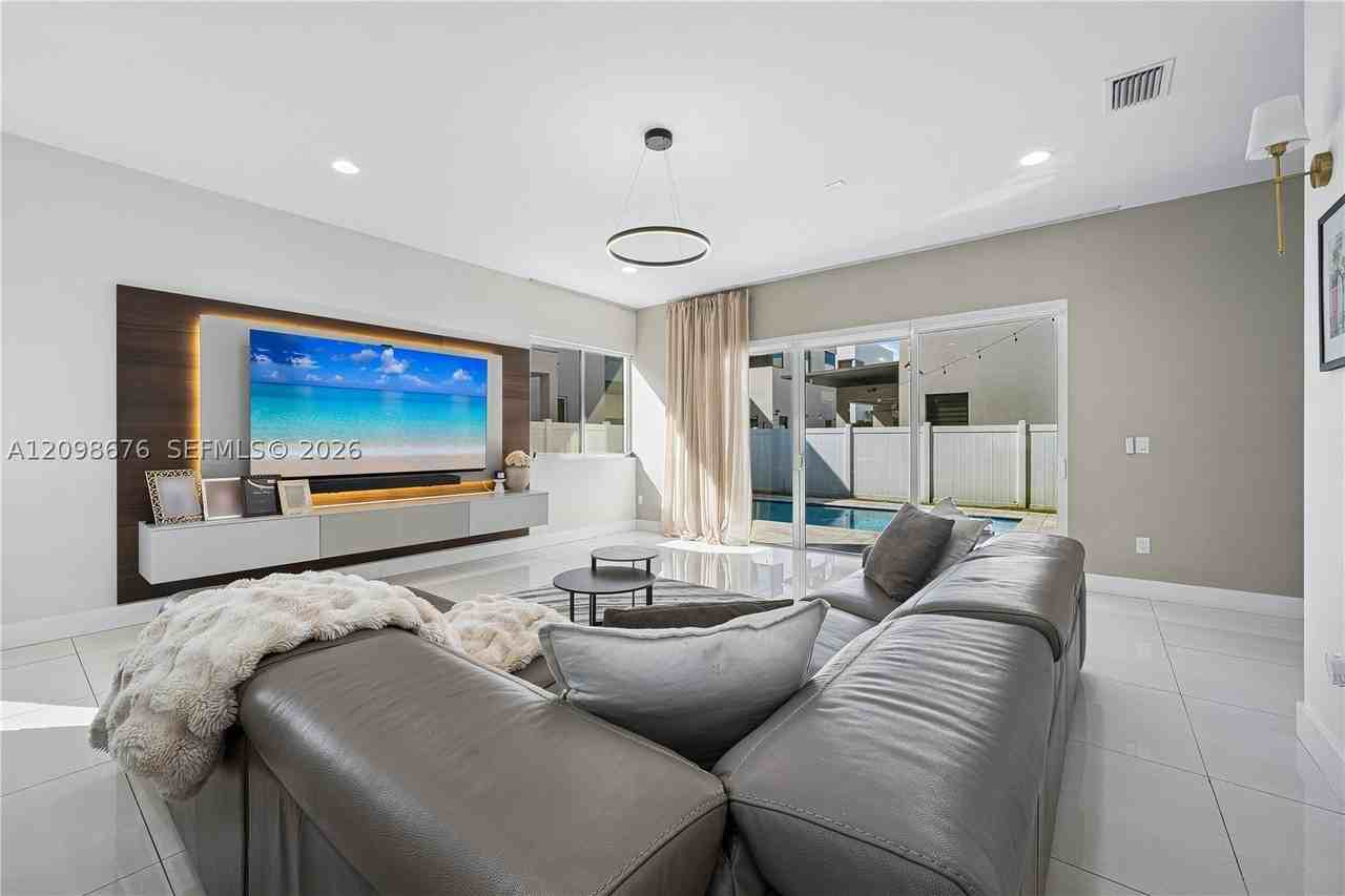 7442 Nw 100th Ave - Photo 6 of 50
