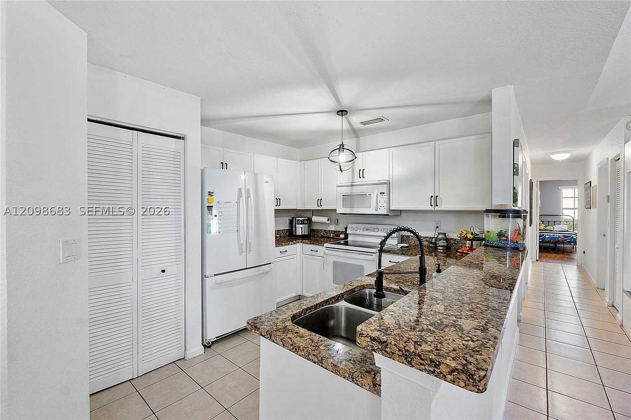 9292 Nw 54th St - Photo 4 of 15