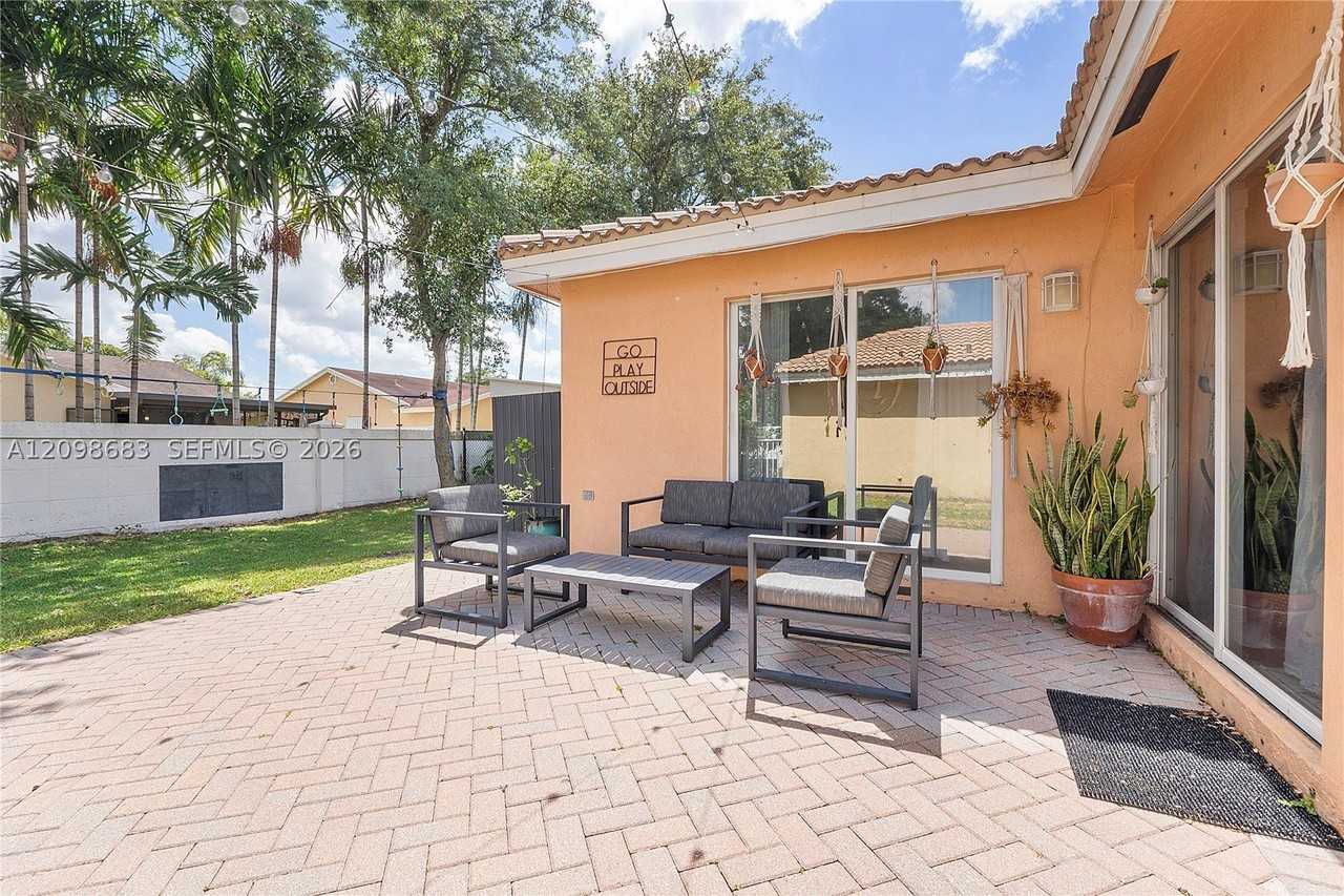 9292 Nw 54th St - Photo 6 of 15