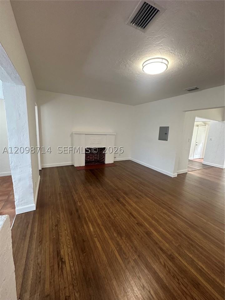 711 Sw 39th Ave - Photo 2 of 16