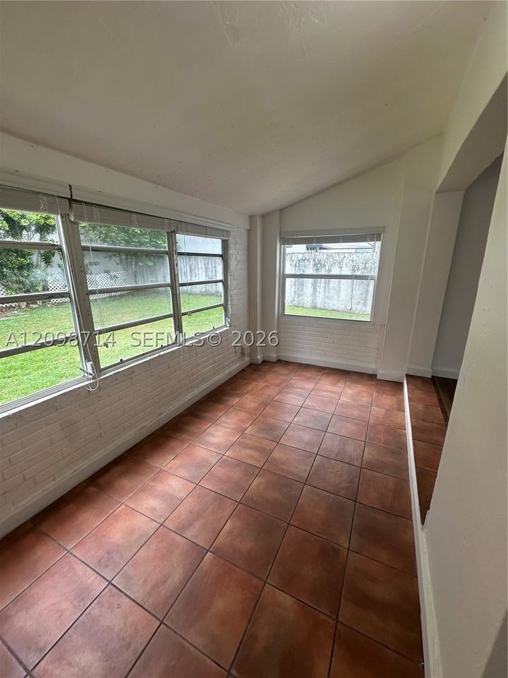 711 Sw 39th Ave - Photo 6 of 16