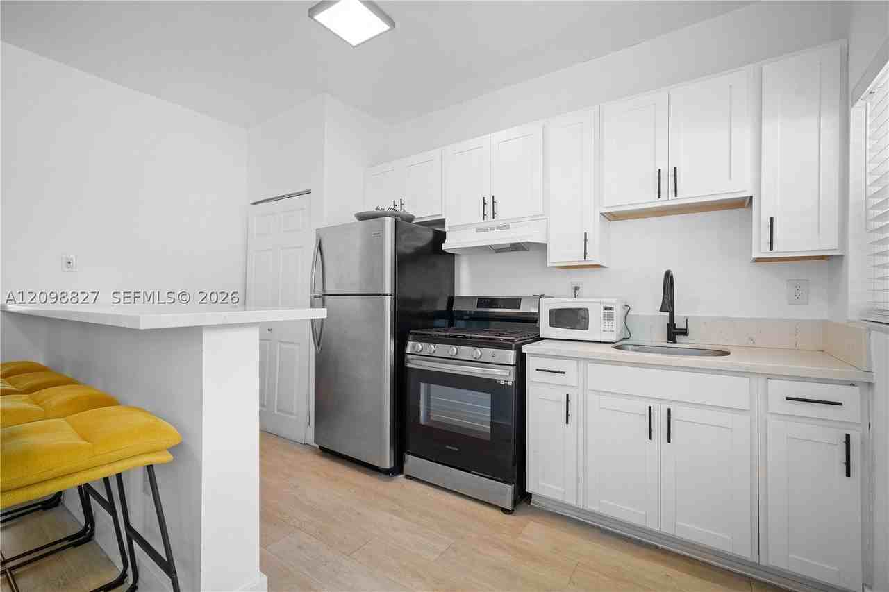 5140 Ne 2nd Ct #1 - Photo 4 of 10