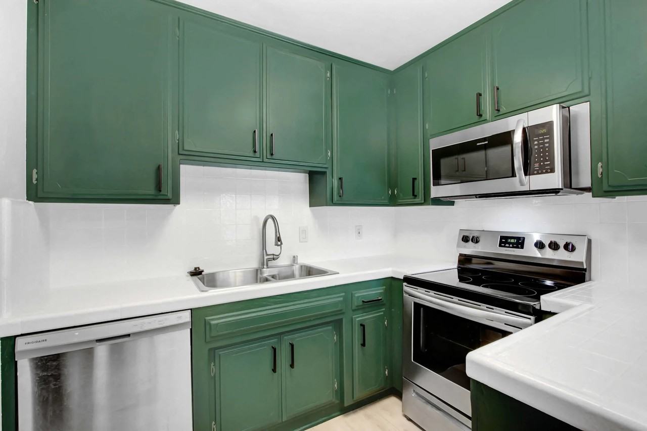 1333 North Martel Avenue #109 - Photo 7 of 9