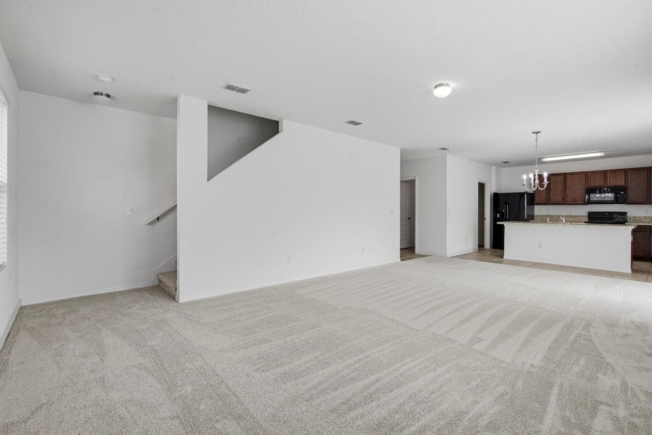 16604 Broadford Ln - Photo 4 of 31