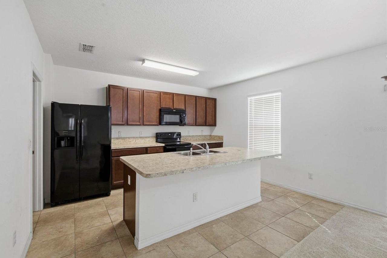 16604 Broadford Ln - Photo 7 of 31