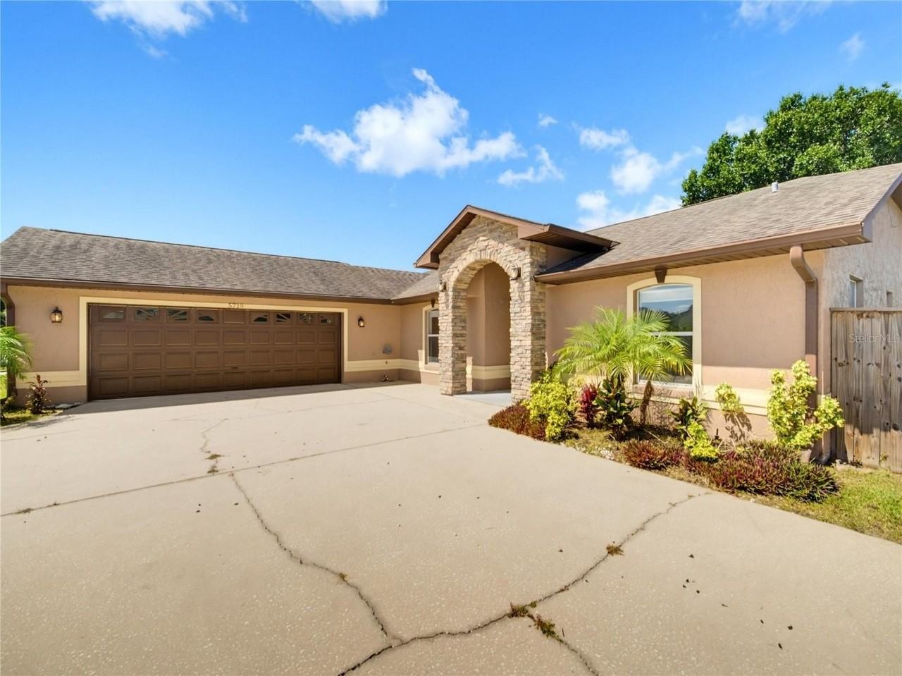 5719 Sweetheart Ct - Photo 4 of 49